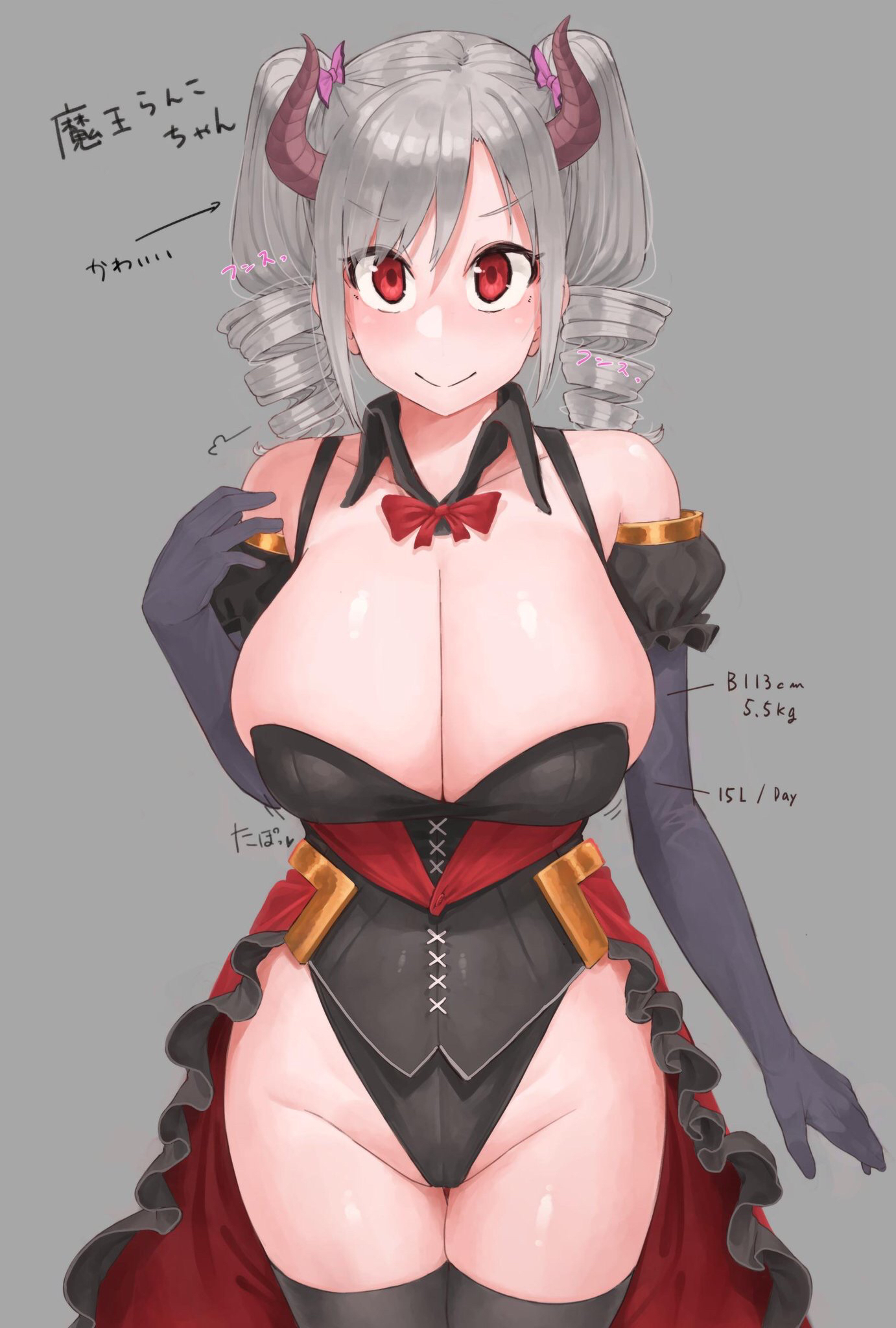 oruka (kamituki0827), kanzaki ranko, idolmaster, idolmaster cinderella girls, grey background, highres, simple background, translated, bangs, bare shoulders, black legwear, blush, bow, breast expansion, breasts, cleavage, closed mouth, collarbone, cowboy shot, detached collar, drill hair, elbow gloves, eyebrows visible through hair, female, gloves, grey hair, hair between eyes, hairbow, highleg, horns, large breasts, long hair, looking at viewer, no nose, pink bow, red bow, red eyes, shadow, smile, solo, split mouth, thighhighs, twin drills, twintails, underbust, wing collar, 