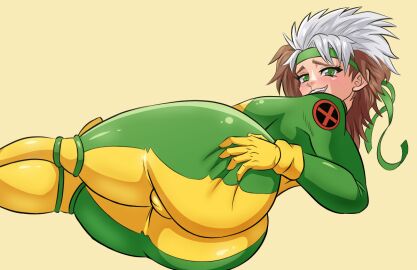 1girls ass ass_grab bigduck blush bodysuit breasts brown_hair cameltoe clothing dyed_bangs female female_only gloves grabbing_own_ass green_bodysuit green_eyes grin headband headwear huge_ass large_ass large_breasts looking_at_viewer looking_back lying marvel marvel_comics multicolored_hair on_side pussy rogue_(x-men) shiny_clothes short_hair simple_background skin_tight smile solo thick_thighs thighs two-tone_hair white_hair x-men yellow_bodysuit