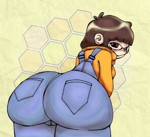 2d ass ass_focus big_ass bizabizow brown_eyes brown_hair bubble_ass bubble_butt clothed female female_only glasses hexagonal_pattern huge_ass looking_at_viewer orange_sweater overalls showing_ass smiling_at_viewer teasing trans_woman transfem yellow_background youtuber