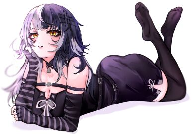 absurdres ass bare_shoulders black_choker black_dress black_hair black_thighhighs choker commentary dress elbow_gloves female fingerless_gloves gloves goth_fashion highres hololive hololive_english ketari long_hair looking_at_viewer lying multicolored_hair no_shoes on_stomach parted_lips pencil_dress shiori_novella simple_background solo split-color_hair striped_clothes striped_gloves thighhighs thighs white_background white_hair yellow_eyes