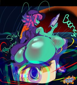 alien alien_humanoid antennae_(anatomy) arikato ass big_ass big_butt boombox butt_expansion clothing expansion footwear gold_boombox_(prevence) gun hair hat headgear headwear hi_res high_heels huge_ass huge_butt humanoid looking_at_viewer looking_back looking_back_at_viewer male object_in_hand onomatopoeia pink_hair ranged_weapon sitting solo sound_effects text thick_thighs vibrating weapon